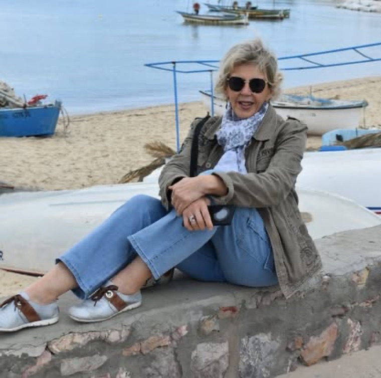 Nicole Fabre au bord de la mer