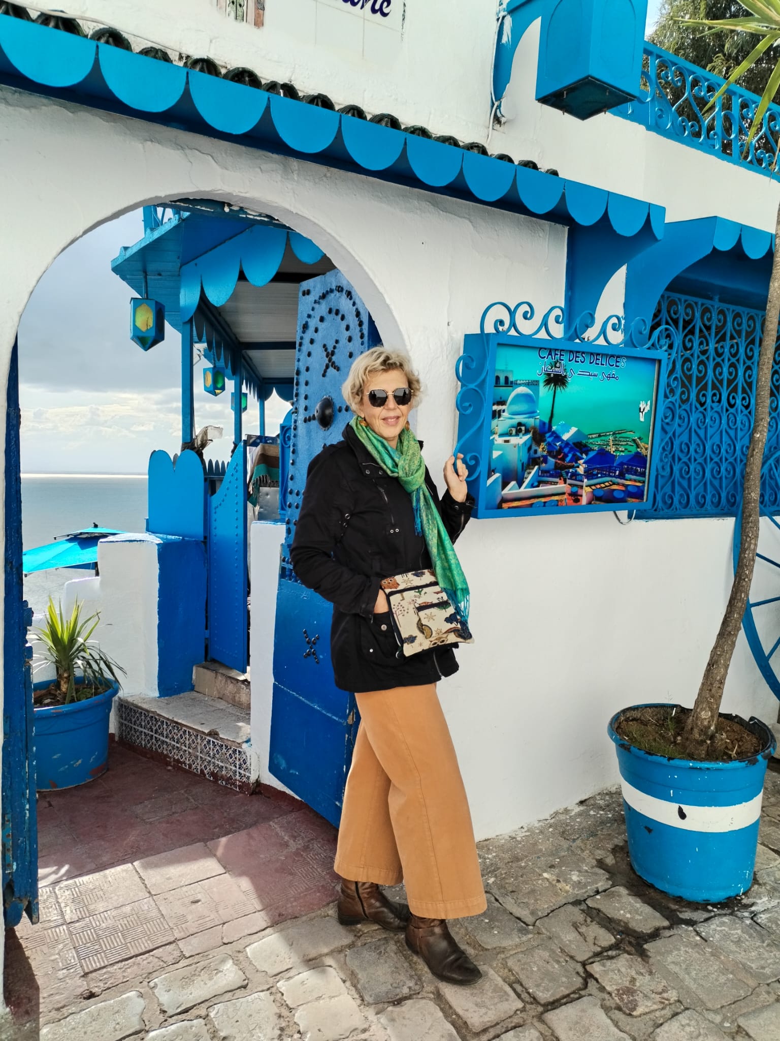 Nicole Fabre devant la maison bleue