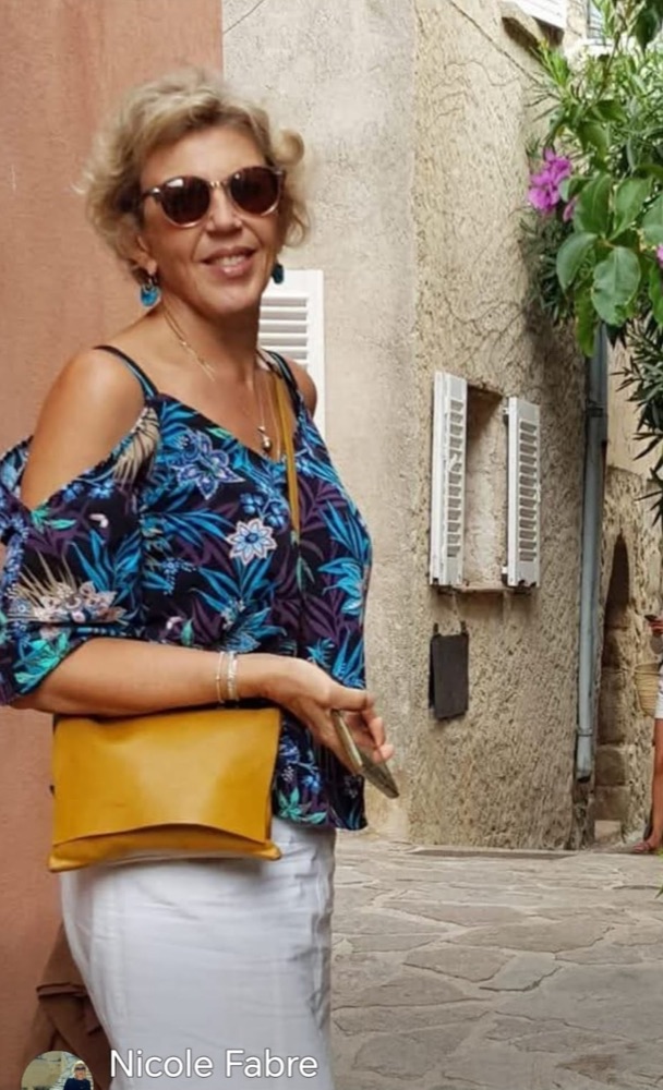 Nicole Fabre dans une ruelle